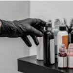 tatuatore che sceglie il tipo di inchiostro da utilizzare per fare un tattoo